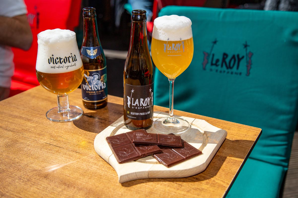 Bière et chocolat sur la terrasse de la brasserie Le Roy d'Espagne à Bruxelles