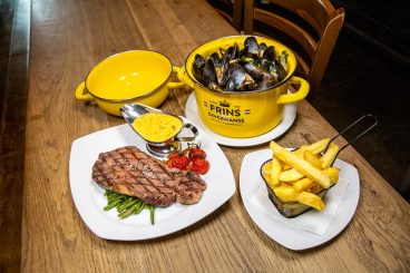 Une entrecôte et des moules-frites sur une table au Roy d'Espagne